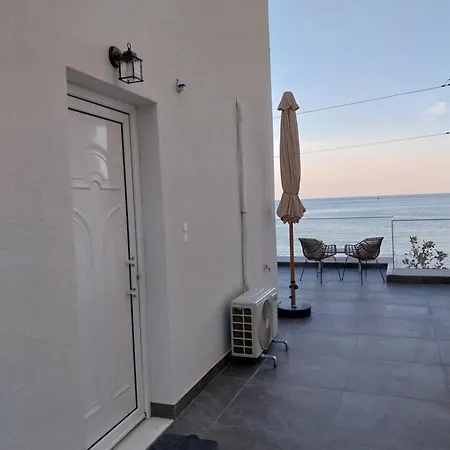 Galazio Seaside Luxury & Coffee Shop Apartment