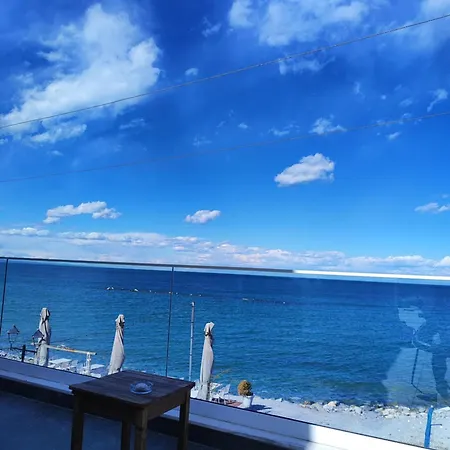 Galazio Seaside Luxury & Coffee Shop Apartment *