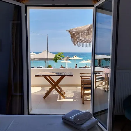 Galazio Seaside Luxury & Coffee Shop Apartment